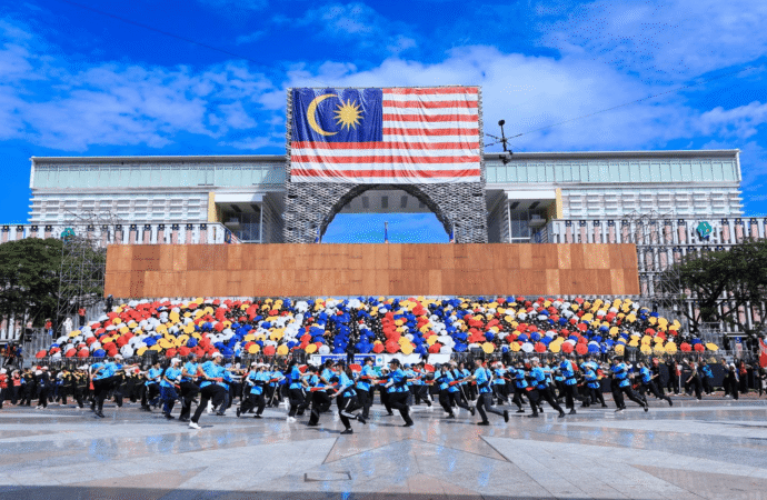 புத்ராஜெயா தேசிய தின முழு ஆடை ஒத்திகை — ஆயிரங்கள் கூடி வெளிப்படுத்திய தேசப்பற்று”