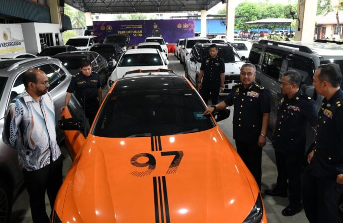 சாலை வரி அல்லது காப்பீடு இல்லை. டாக்டர்கள், டத்தோக்களின் கார்கள் பறிமுதல்.