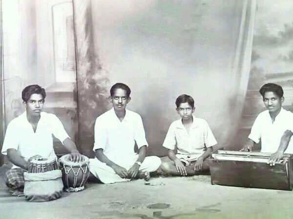 "இசை உலகின் இரு சகோதரர்கள் — வலப்புறம் இளையராஜா, அருகில் கங்கை அமரன்.”