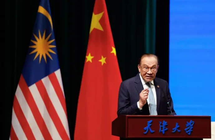 மலேசியா பெரிய சக்திகளுக்கிடையே பாலமாக செயல்படும் -சீனாவிலிருந்து அன்வார்.