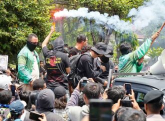 இந்தோனேசியாவில் போராட்ட சூடு – மலேசிய மாணவர்களுக்கு தினசரி பதிவு ஆலோசனை