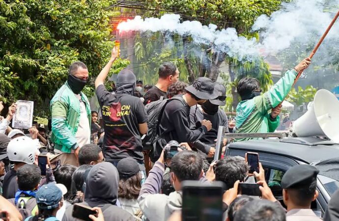 இந்தோனேசியாவில் போராட்ட சூடு – மலேசிய மாணவர்களுக்கு தினசரி பதிவு ஆலோசனை