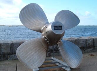 பொந்தியான் கெச்சில் துறைமுனையில் படகு இயக்கச் சக்கரத்தைச் சுத்தம் செய்தபோது கடலில் விழுந்து ஒருவர் உயிரிழப்பு