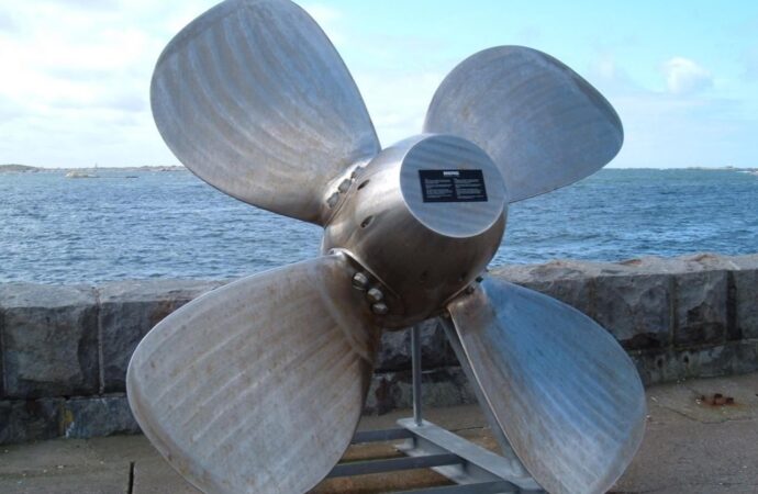 பொந்தியான் கெச்சில் துறைமுனையில் படகு இயக்கச் சக்கரத்தைச் சுத்தம் செய்தபோது கடலில் விழுந்து ஒருவர் உயிரிழப்பு